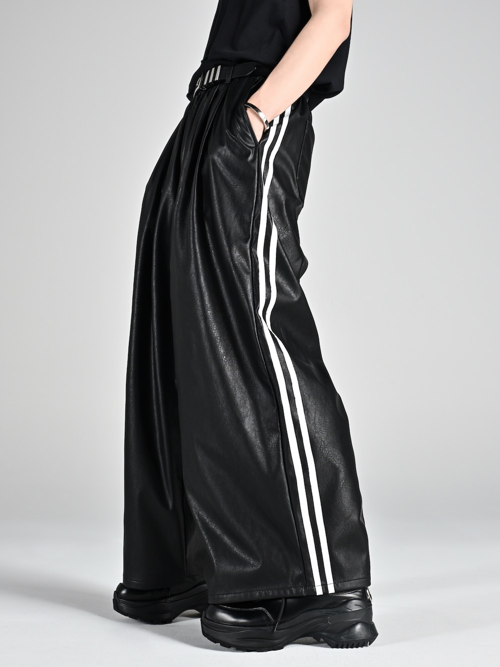 ブラック系のTシャツ/カットソー、グレー系のスニーカー、ブラック系のその他パンツを着用したメンズの夏コーディネートの2枚目の写真