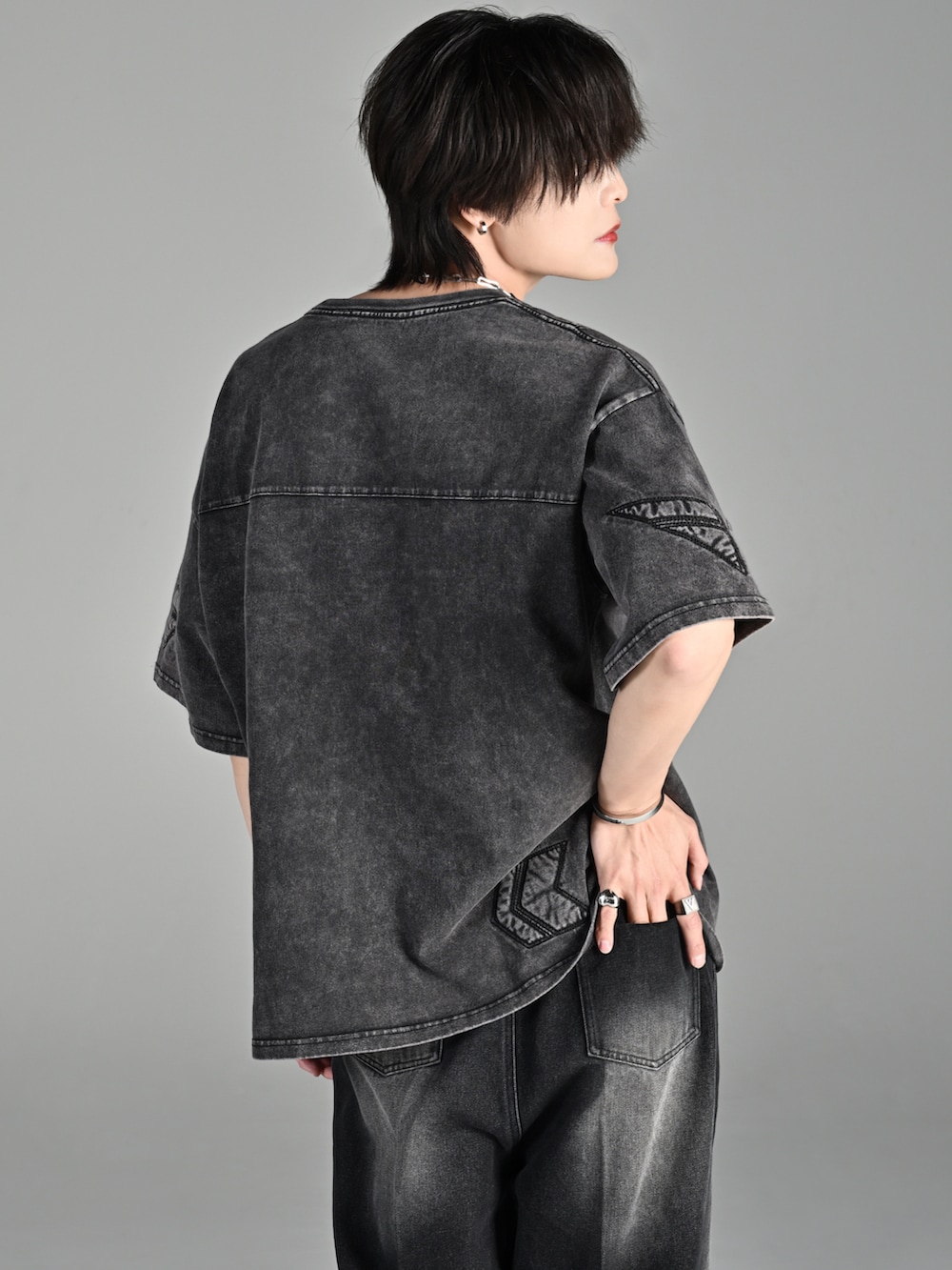 ブラック系のブーツ、ブラック系のTシャツ/カットソー、ブラック系のその他パンツを着用したメンズの夏コーディネートの3枚目の写真