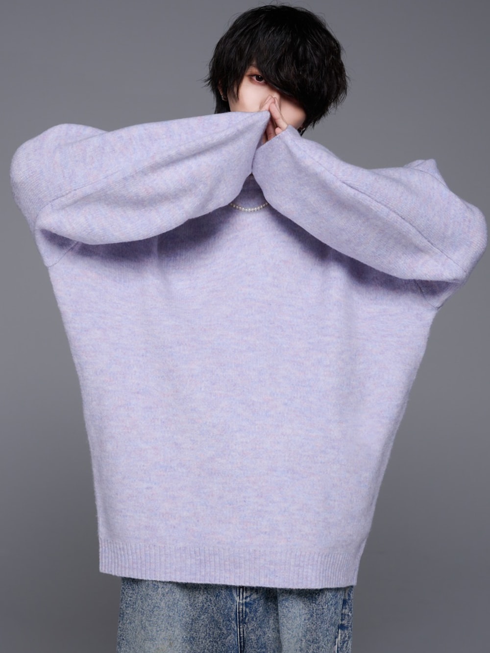 ブルー系のデニムパンツ、ブラック系のスニーカー、パープル系のニット/セーターを着用したメンズの秋コーディネートの2枚目の写真