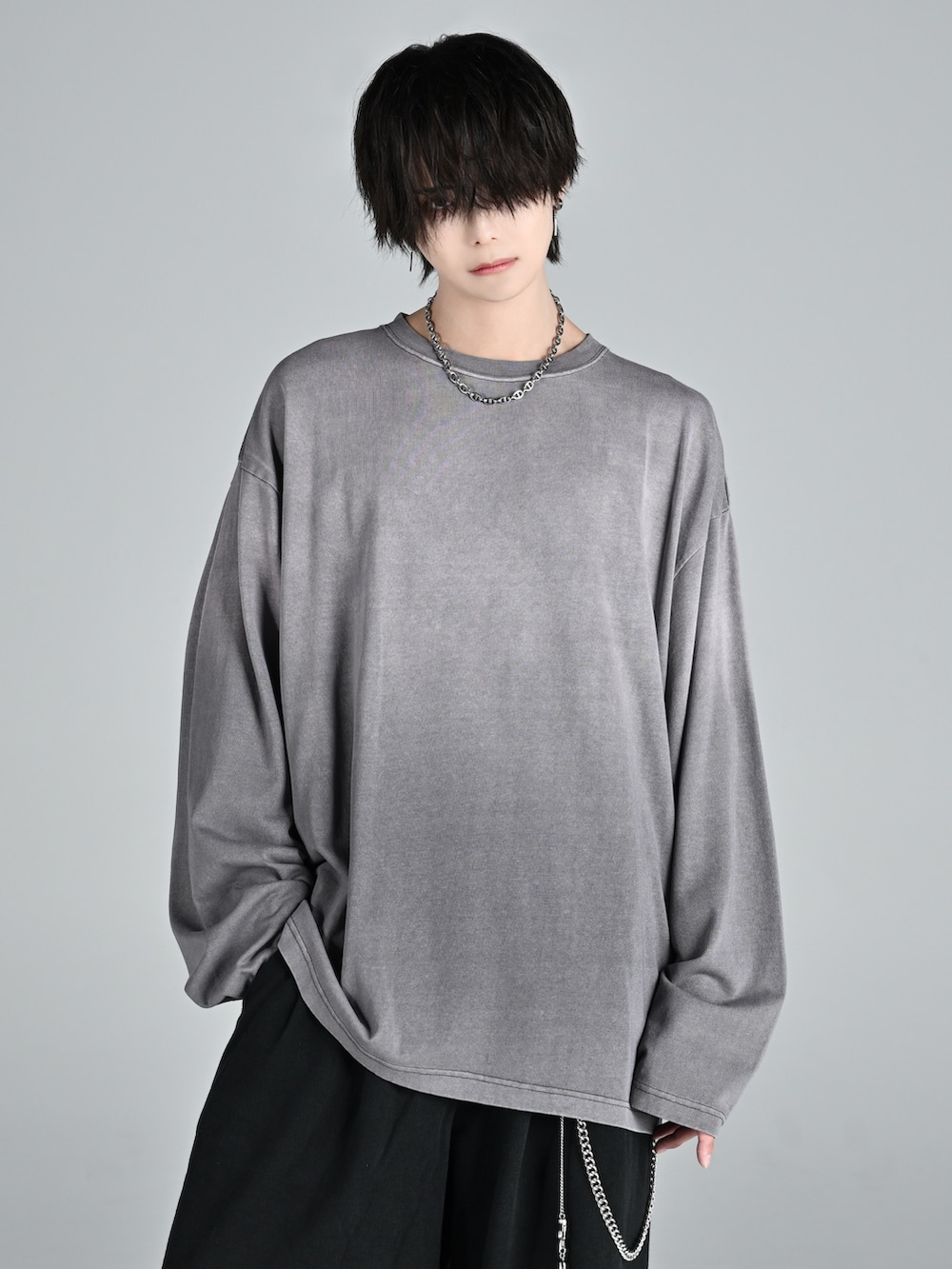 ブラック系のスウェットパンツ、ホワイト系のスニーカー、グレー系のTシャツ/カットソーを着用したメンズの秋コーディネートの2枚目の写真