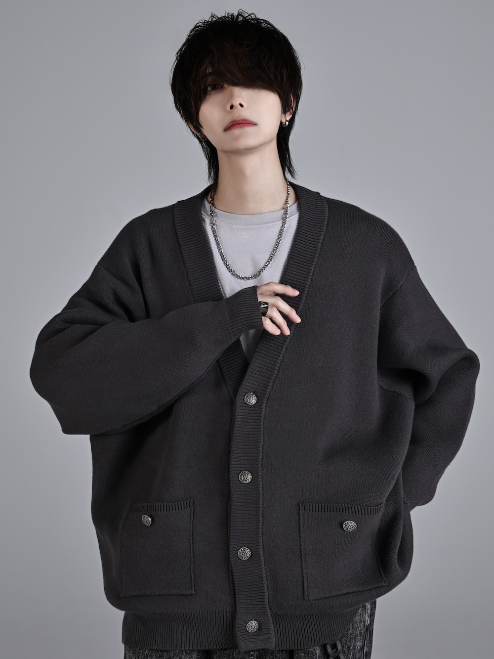 ブラック系のデニムパンツ、ブラック系のスニーカー、ブラック系のショルダーバッグを着用したメンズの秋コーディネートの2枚目の写真