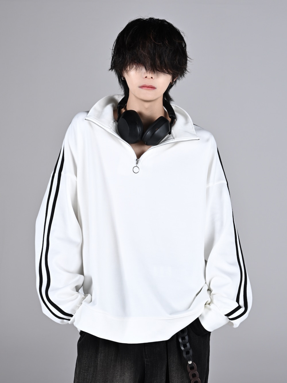 ブラック系のブーツ、ブラック系のショルダーバッグ、ホワイト系のTシャツ/カットソーを着用したメンズの秋コーディネートの2枚目の写真