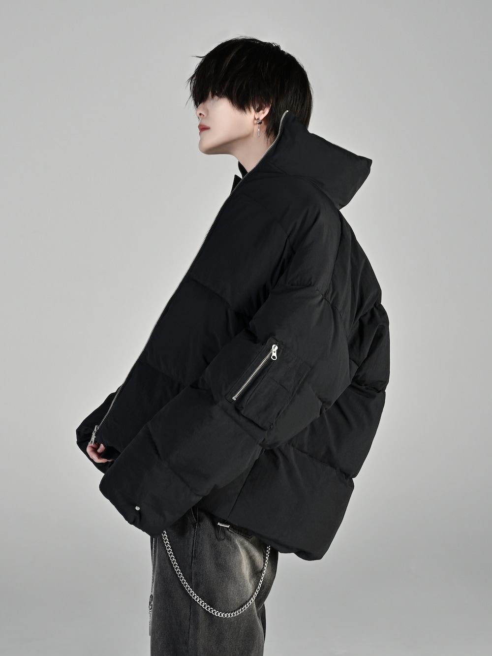 ブラック系のダウンジャケット/コート、ブラック系のTシャツ/カットソー、ブラック系のデニムパンツを着用したメンズの秋コーディネートの3枚目の写真