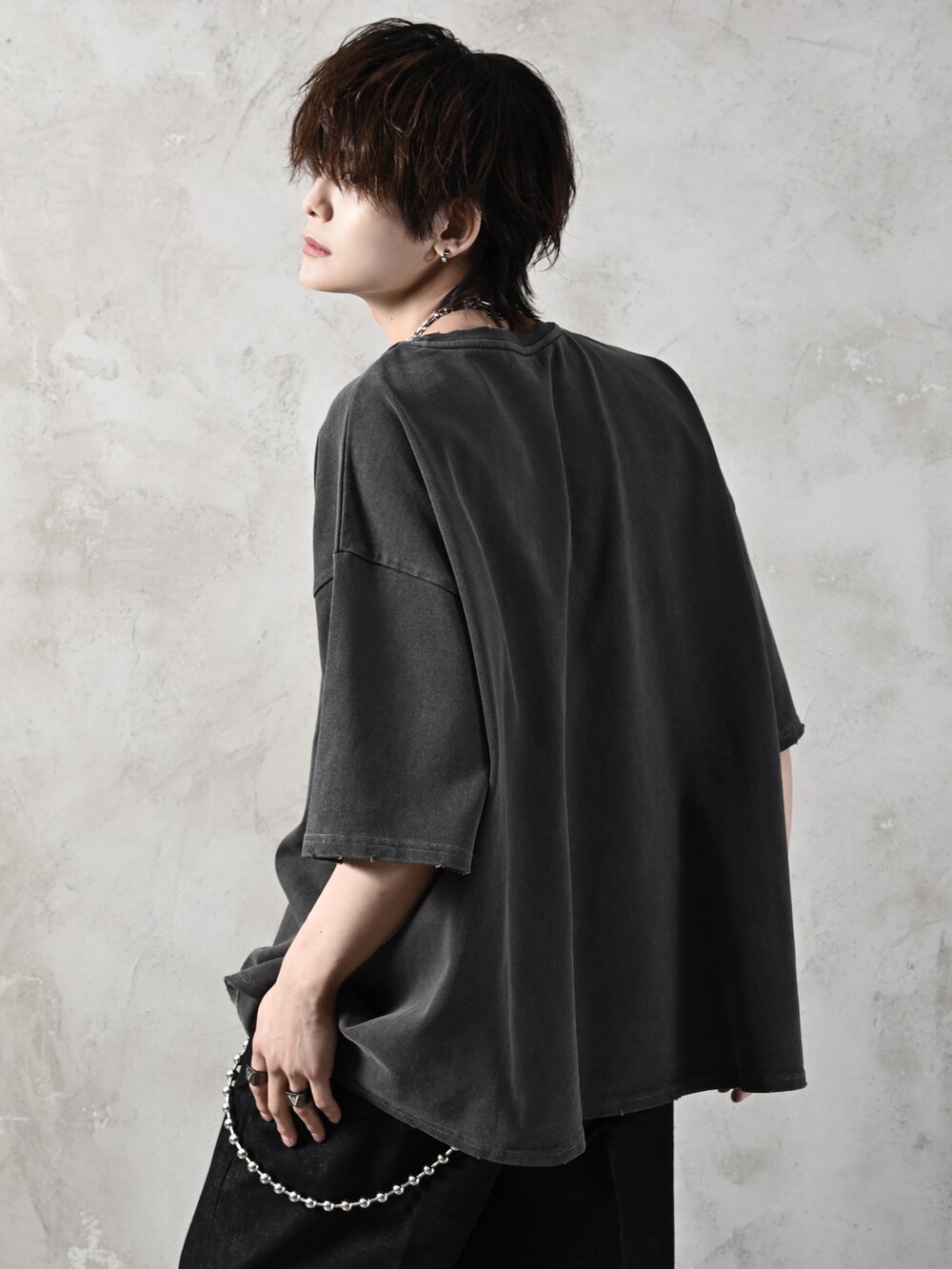 ブラック系のその他パンツ、ブラック系のTシャツ/カットソー、ブラック系のサンダルを着用したメンズの夏コーディネートの4枚目の写真