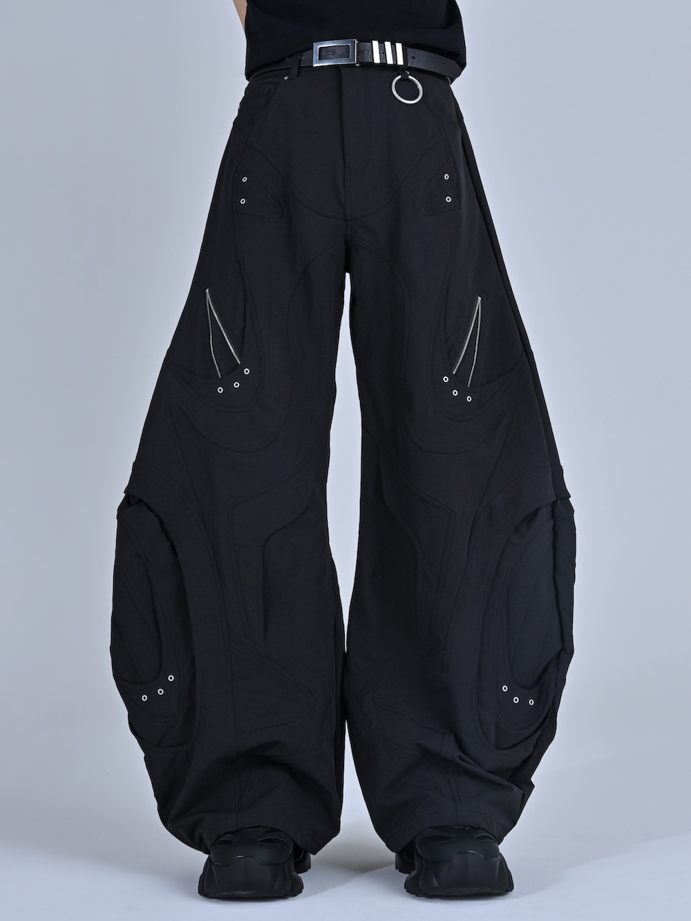 ブルー系のタンクトップ、ホワイト系のパーカー、ブラック系のその他パンツを着用したメンズの冬コーディネートの3枚目の写真