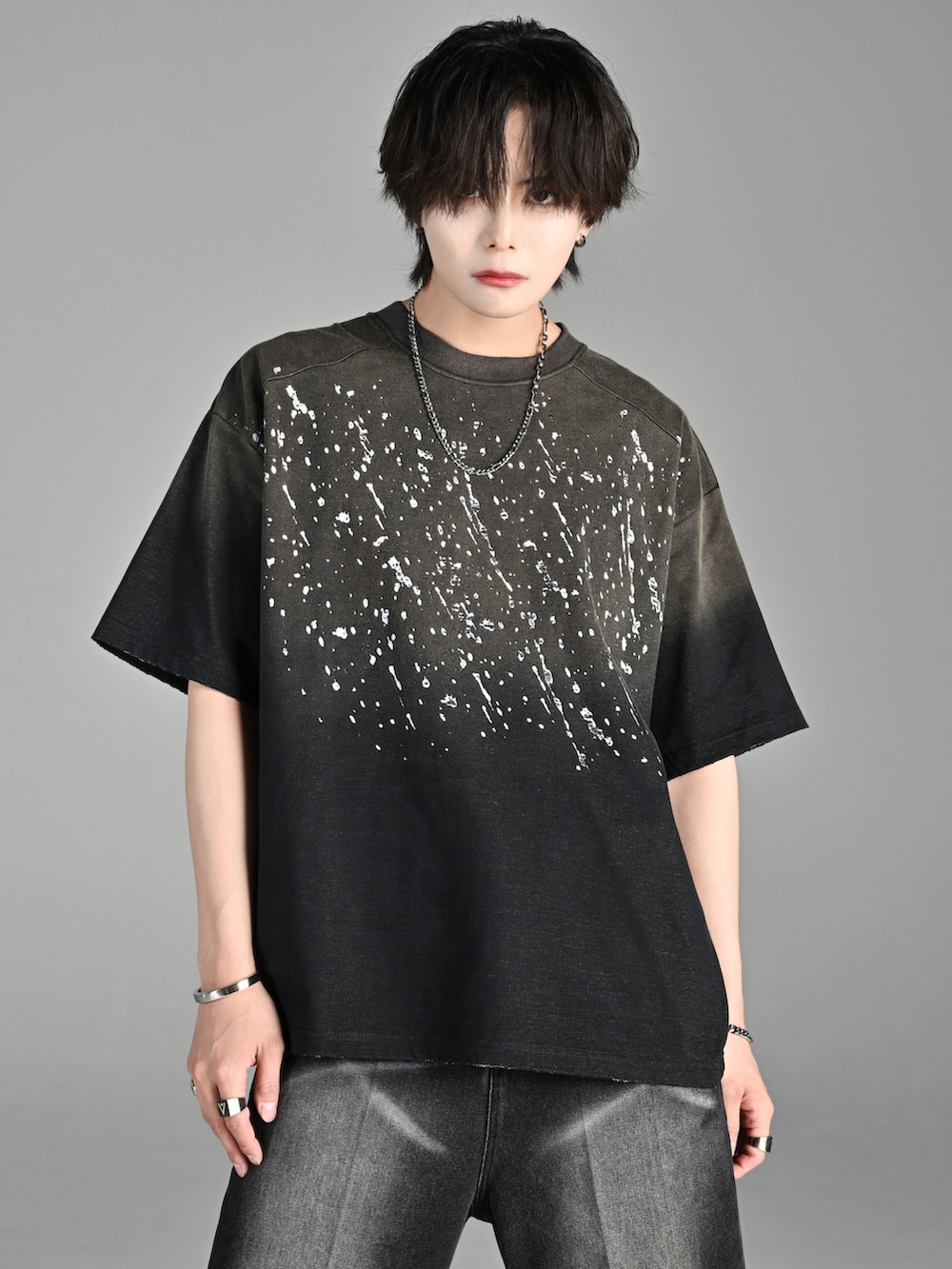 グレー系のタンクトップ、ブラック系のスニーカー、ブラック系のTシャツ/カットソーを着用したメンズの夏コーディネートの2枚目の写真