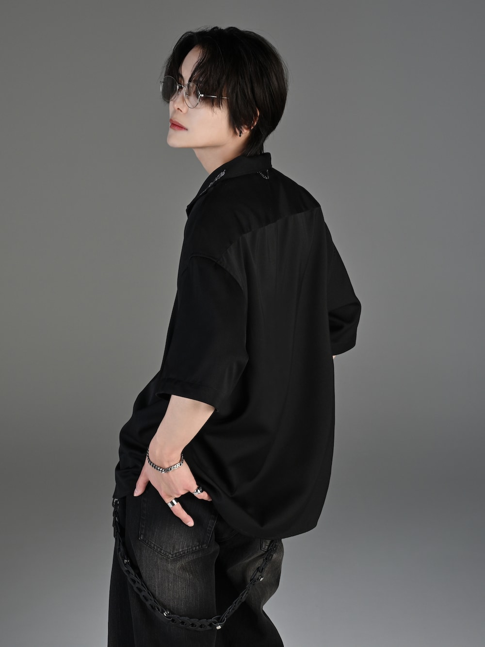 ブラック系のデニムパンツ、ブラック系のブーツ、ブラック系のシャツ/ブラウスを着用したメンズの春コーディネートの5枚目の写真