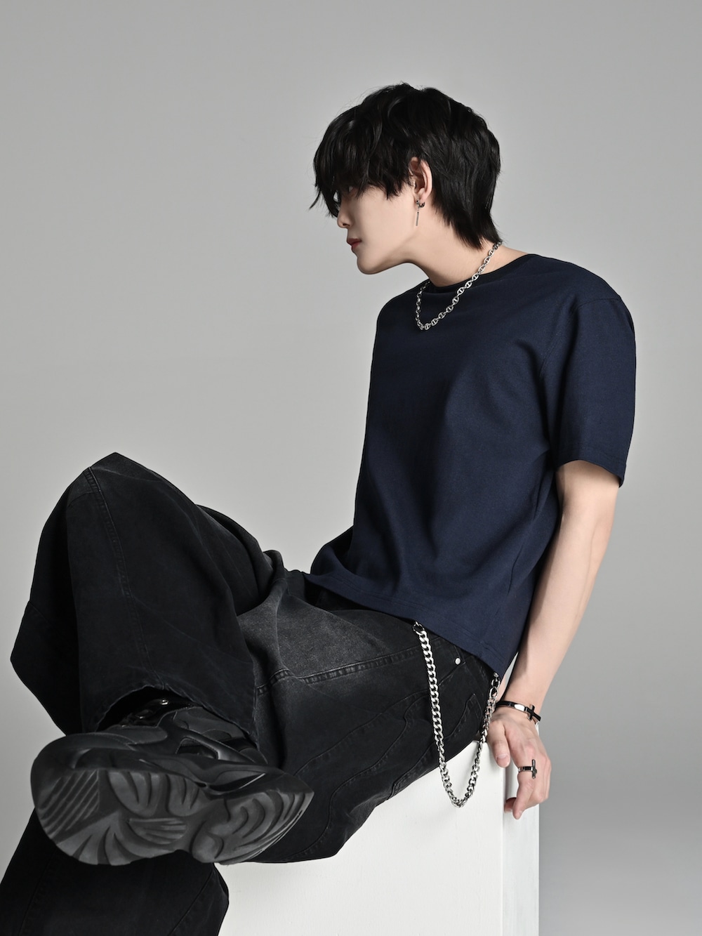 ブルー系のTシャツ/カットソー、ブラック系のデニムパンツ、ブラック系のショルダーバッグを着用したメンズの春コーディネートの2枚目の写真
