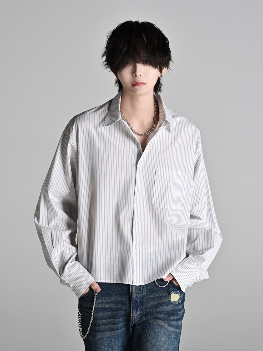 ホワイト系のシャツ/ブラウス、ブラウン系のブルゾン、ブラック系のローファーを着用したメンズの冬コーディネートの4枚目の写真