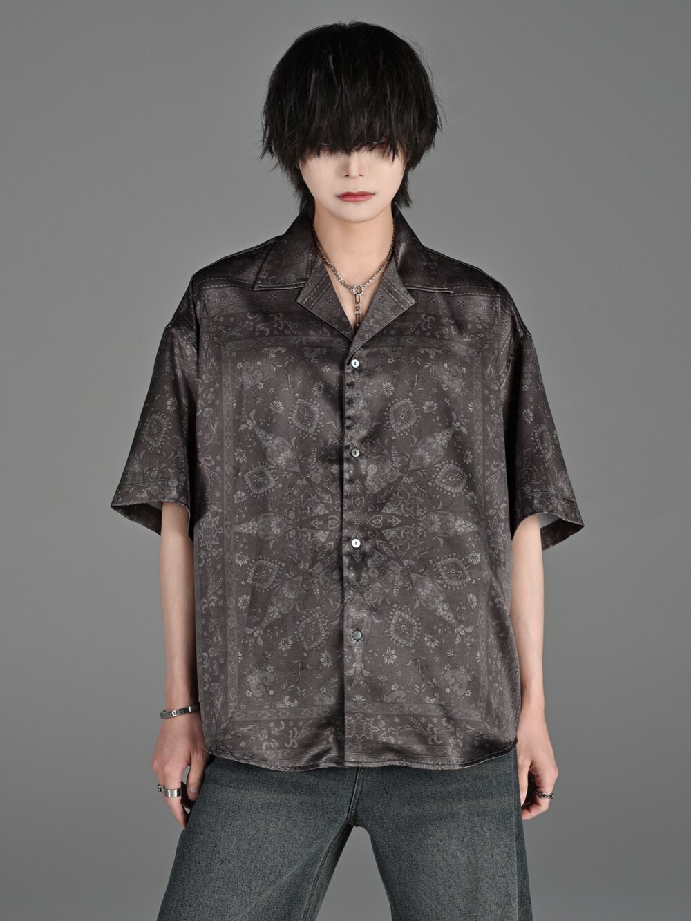 ブラック系のスニーカー、ブラック系のシャツ/ブラウス、ブルー系のデニムパンツを着用したメンズの春コーディネートの4枚目の写真