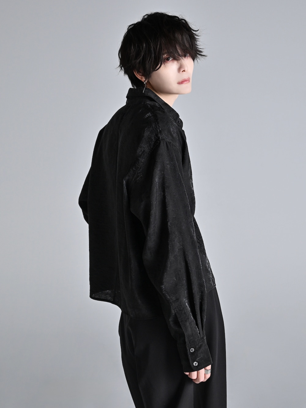 ブラック系のスラックス、ブラック系のローファー、ブラック系のシャツ/ブラウスを着用したメンズの冬コーディネートの4枚目の写真