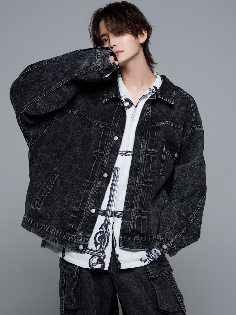 ホワイト系のシャツ/ブラウス、ブラック系のデニムジャケット、ホワイト系のシャツ/ブラウスを着用したメンズの冬コーディネートの3枚目の写真