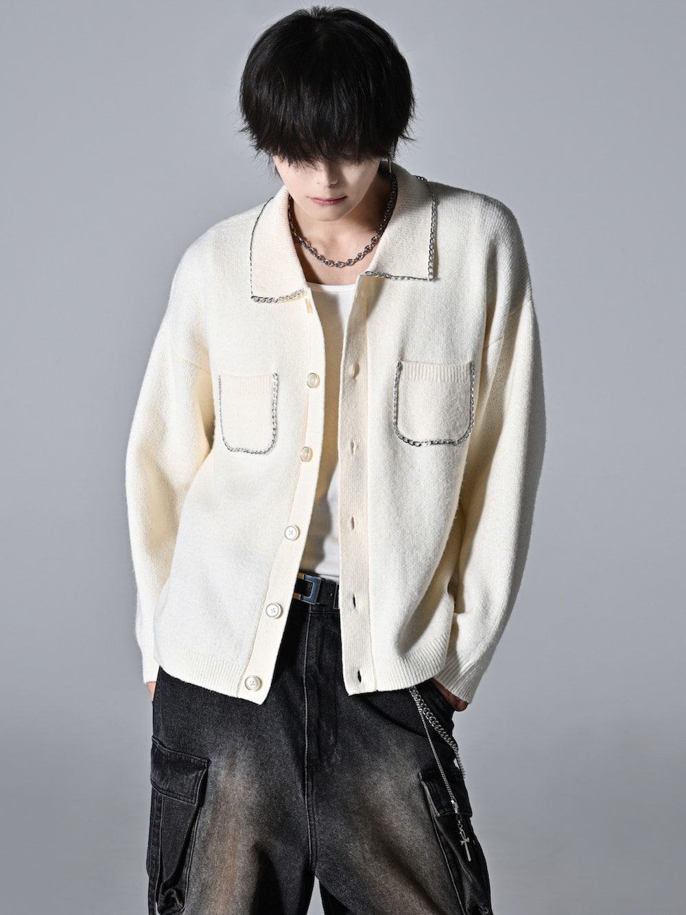 ブラック系のスラックス、ブラック系のローファー、ホワイト系のカーディガン/ボレロを着用したメンズの秋コーディネートの5枚目の写真