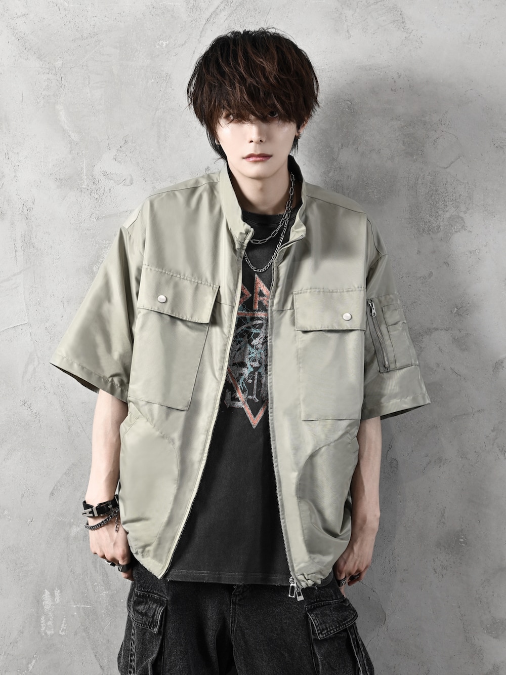 ブラック系のカーゴパンツ、ベージュ系のシャツ/ブラウス、ブラック系のTシャツ/カットソーを着用したメンズの夏コーディネートの3枚目の写真