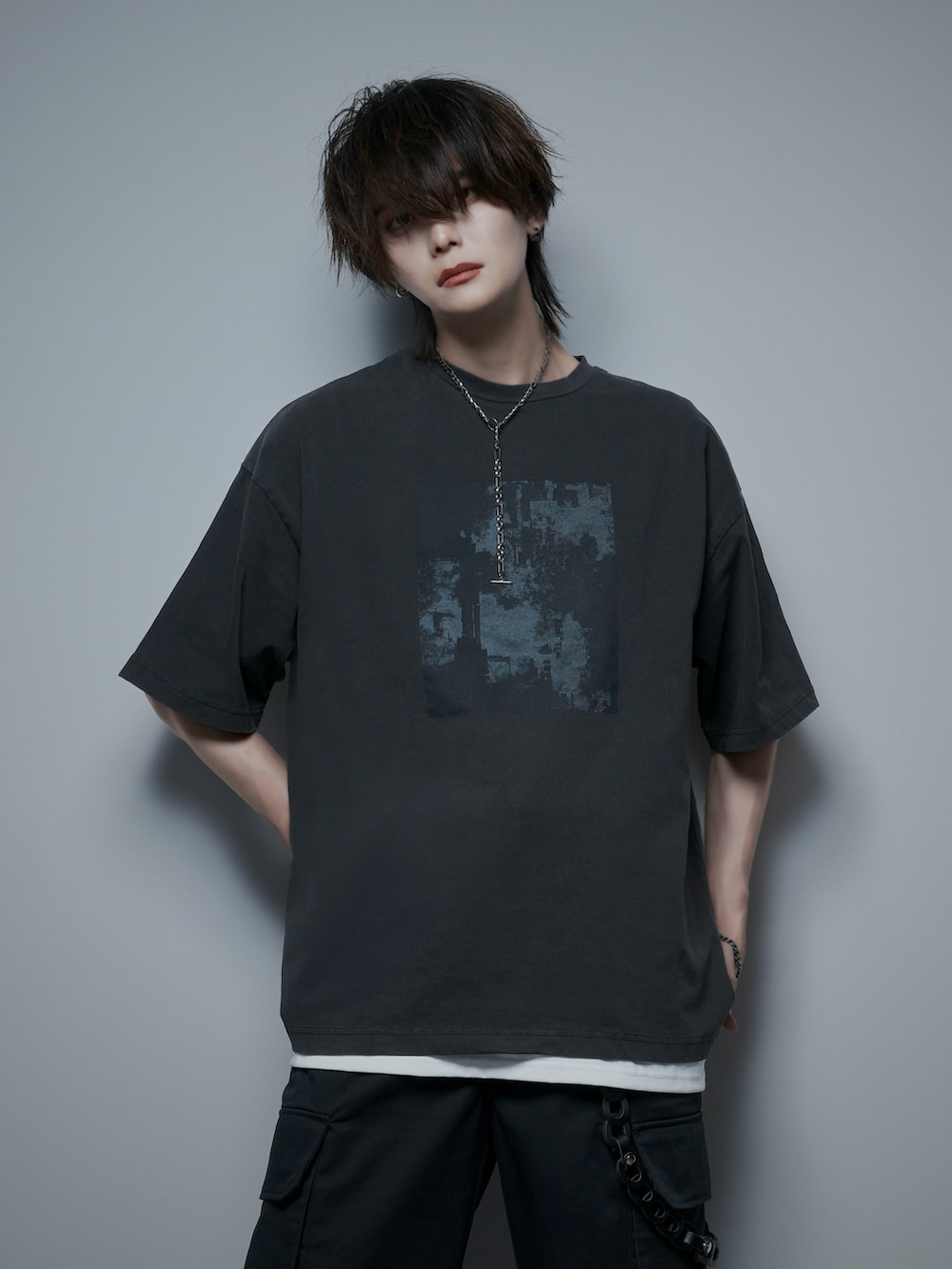 ホワイト系のタンクトップ、ブラック系のカーゴパンツ、ブラック系のブーツを着用したメンズの夏コーディネートの3枚目の写真