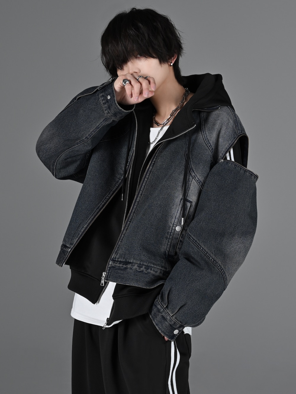 ホワイト系のスニーカー、グレー系のタンクトップ、ブルー系のデニムジャケットを着用したメンズの冬コーディネートの2枚目の写真