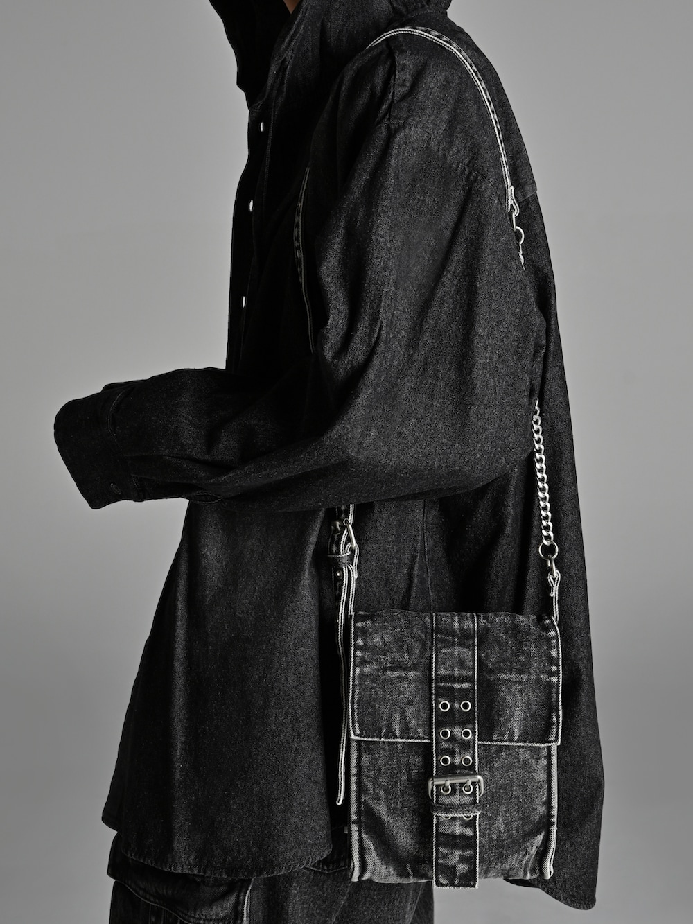 ブラック系のシャツ/ブラウス、ブラック系のカーゴパンツ、ブラック系のショルダーバッグを着用したメンズの冬コーディネートの2枚目の写真