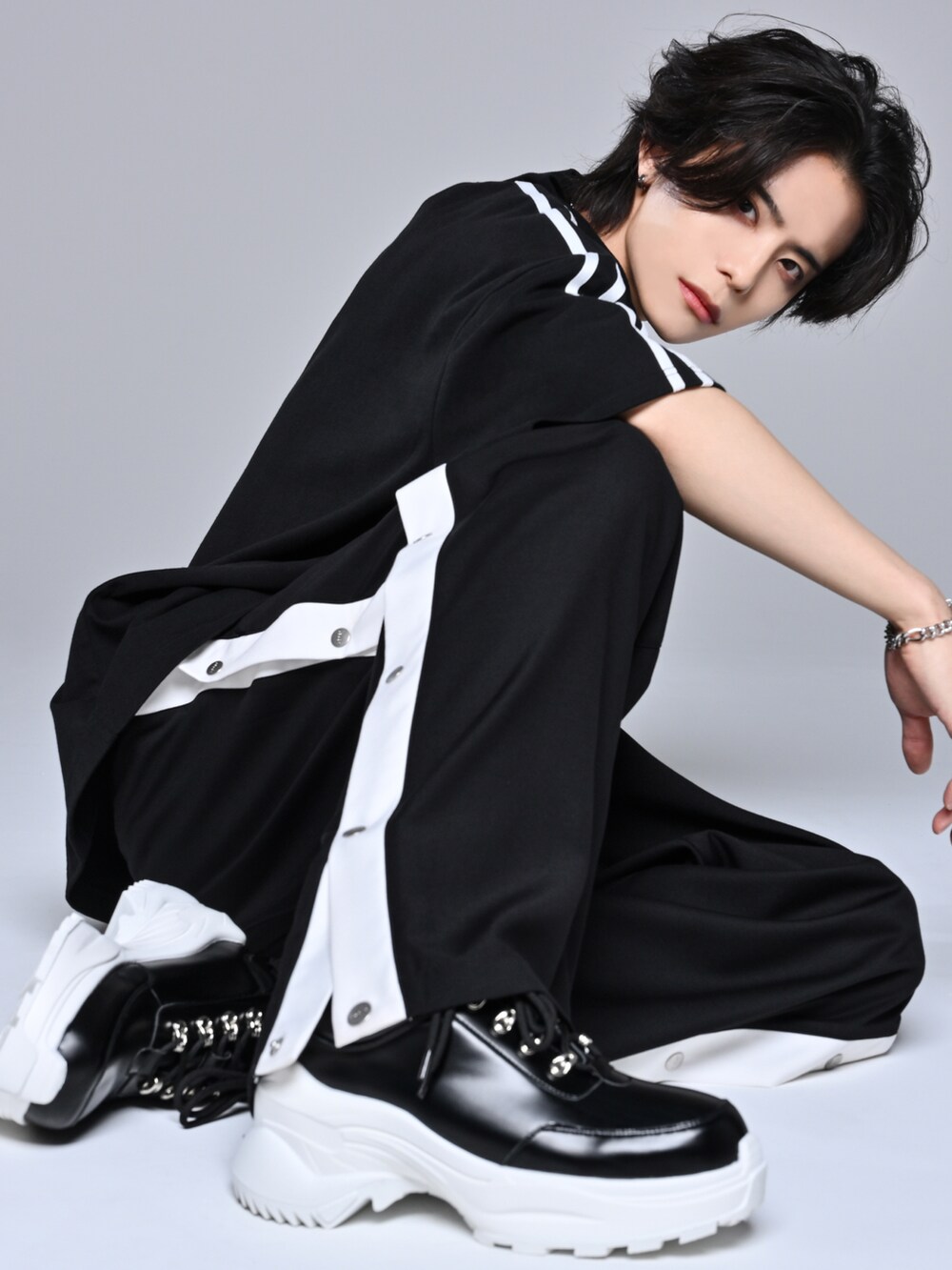 ホワイト系のタンクトップ、ホワイト系のスニーカー、ホワイト系のその他パンツを着用したメンズの春コーディネートの5枚目の写真