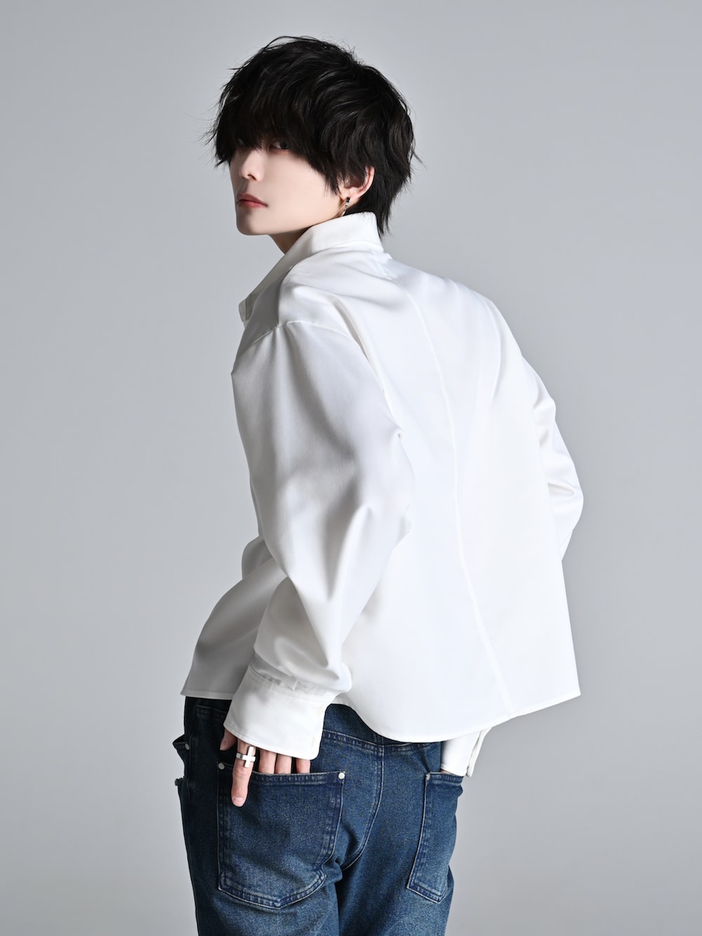 ブラック系のその他パンツ、ブラック系のローファー、ブラック系のショルダーバッグを着用したメンズの冬コーディネートの3枚目の写真