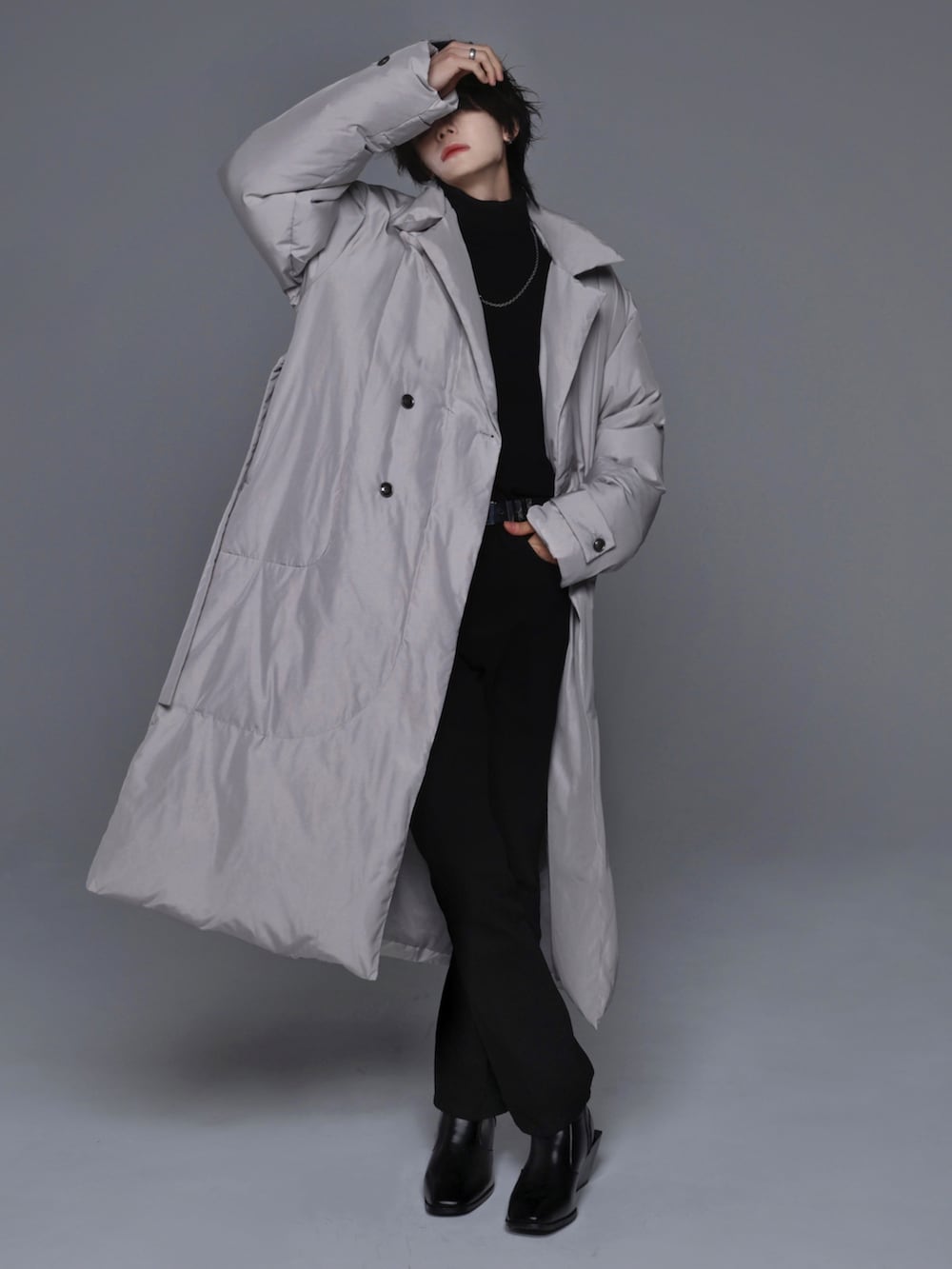 ブラック系のニット/セーター、ブラック系のデニムパンツ、ブラック系のブーツを着用したメンズの秋コーディネートの2枚目の写真