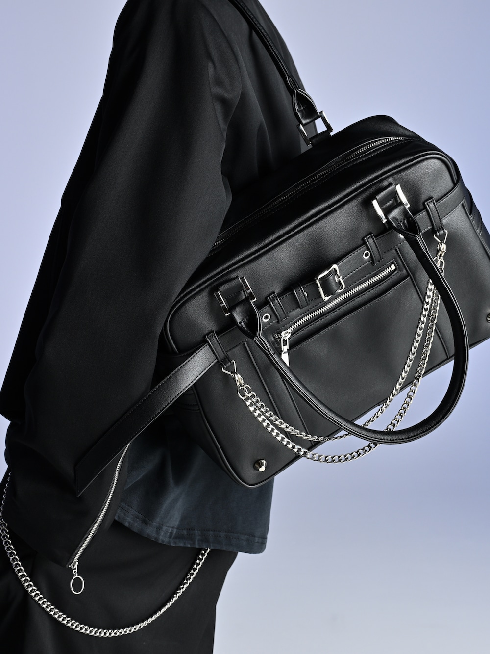 ブラック系のスラックス、ブラック系のローファー、ブラック系のシャツ/ブラウスを着用したメンズの秋コーディネートの4枚目の写真