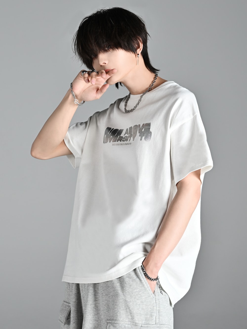 ブラック系のショルダーバッグ、ブラック系のサンダル、ホワイト系のTシャツ/カットソーを着用したメンズの夏コーディネートの4枚目の写真