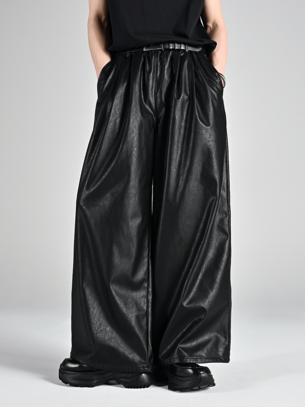 レッド系のタンクトップ、ホワイト系のスニーカー、ホワイト系のシャツ/ブラウスを着用したメンズの夏コーディネートの3枚目の写真