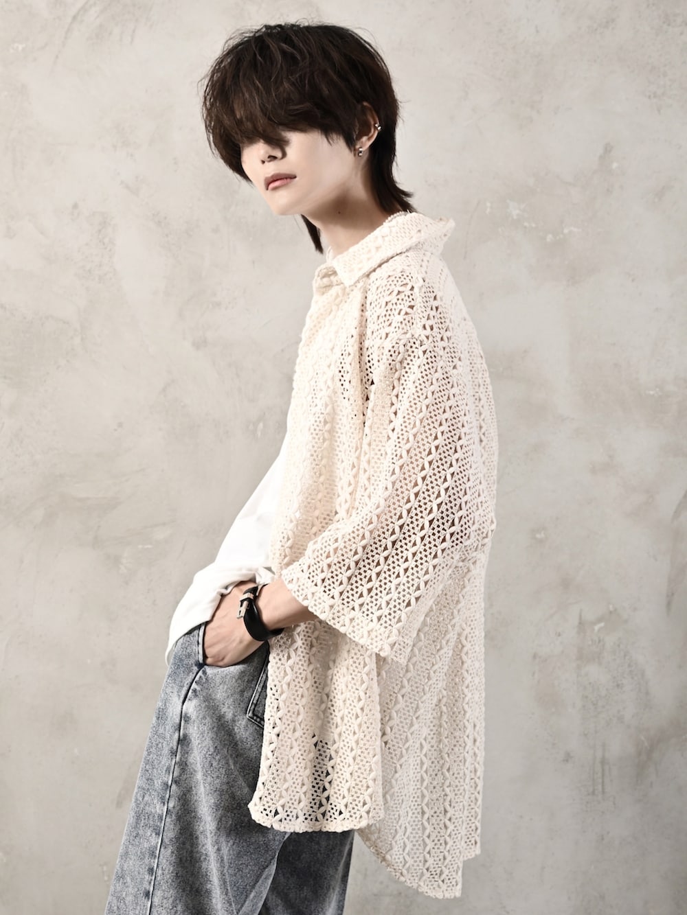 ホワイト系のタンクトップ、ブラック系のショルダーバッグ、ホワイト系のシャツ/ブラウスを着用したメンズの春コーディネートの4枚目の写真