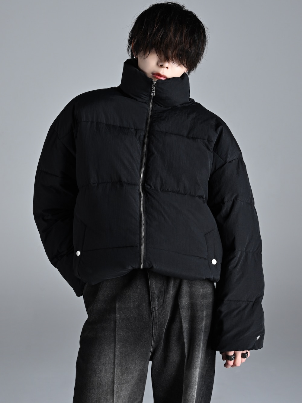 ブラック系のブーツ、ブラック系のダウンジャケット/コート、ブラック系のニット/セーターを着用したメンズの秋コーディネートの5枚目の写真