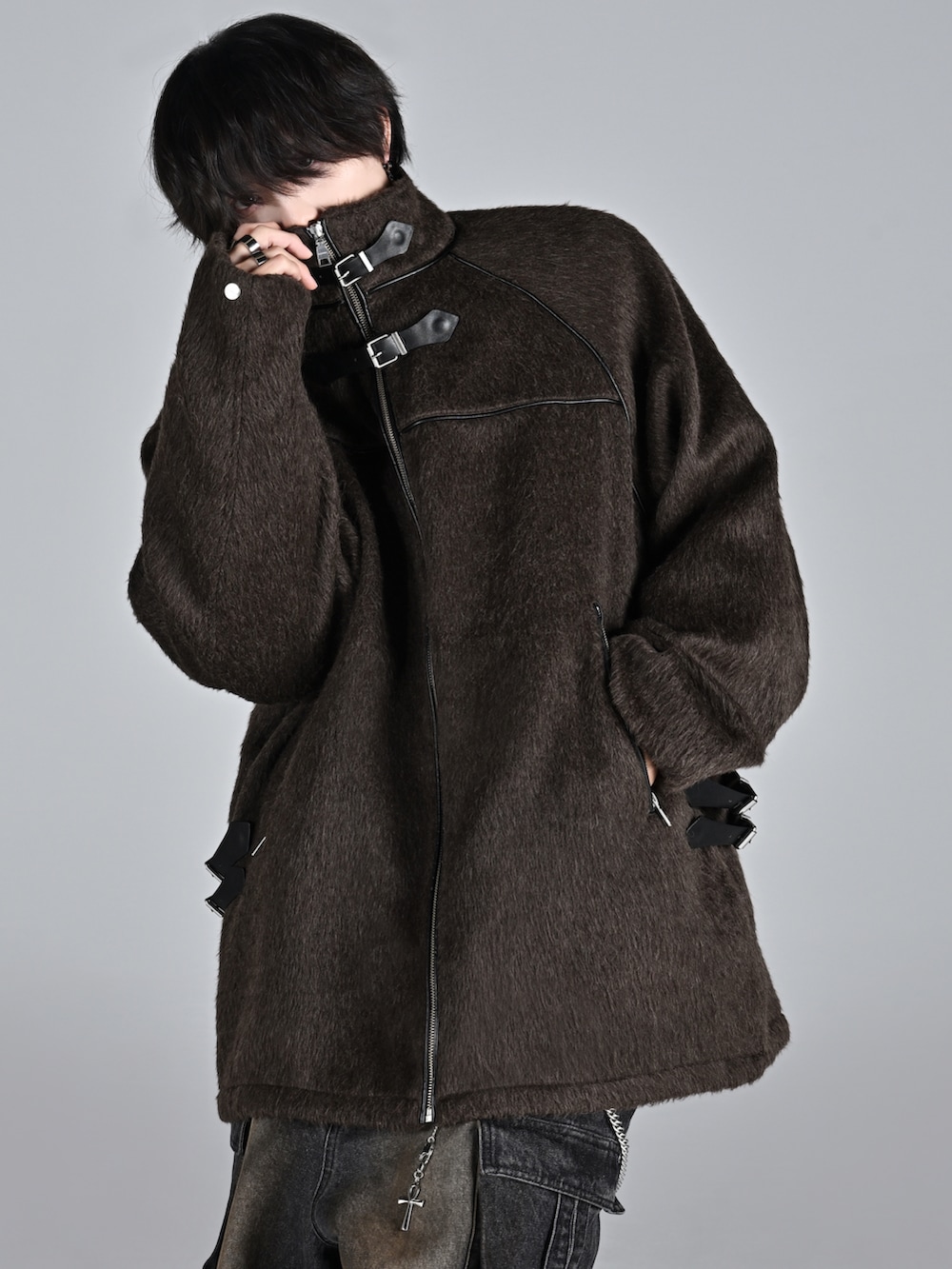 ブラウン系のブルゾン、ベージュ系のブーツ、ブラック系のカーゴパンツを着用したメンズの秋コーディネートの2枚目の写真