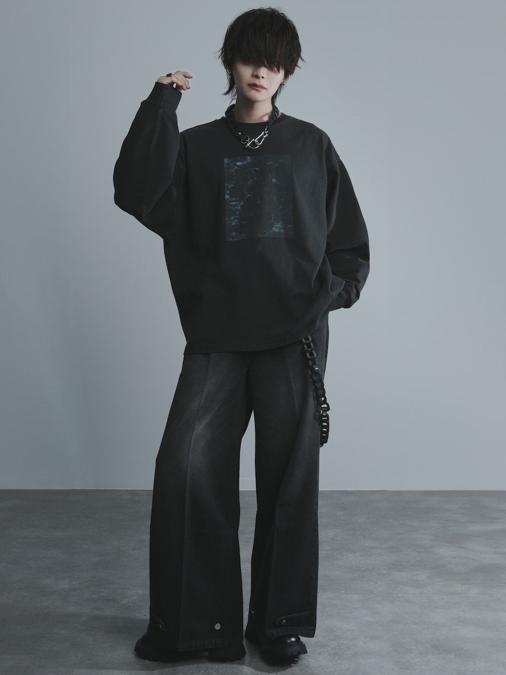 ブラック系のブーツ、ブラック系のTシャツ/カットソー、ブラック系のその他パンツを着用したメンズの冬コーディネートの2枚目の写真