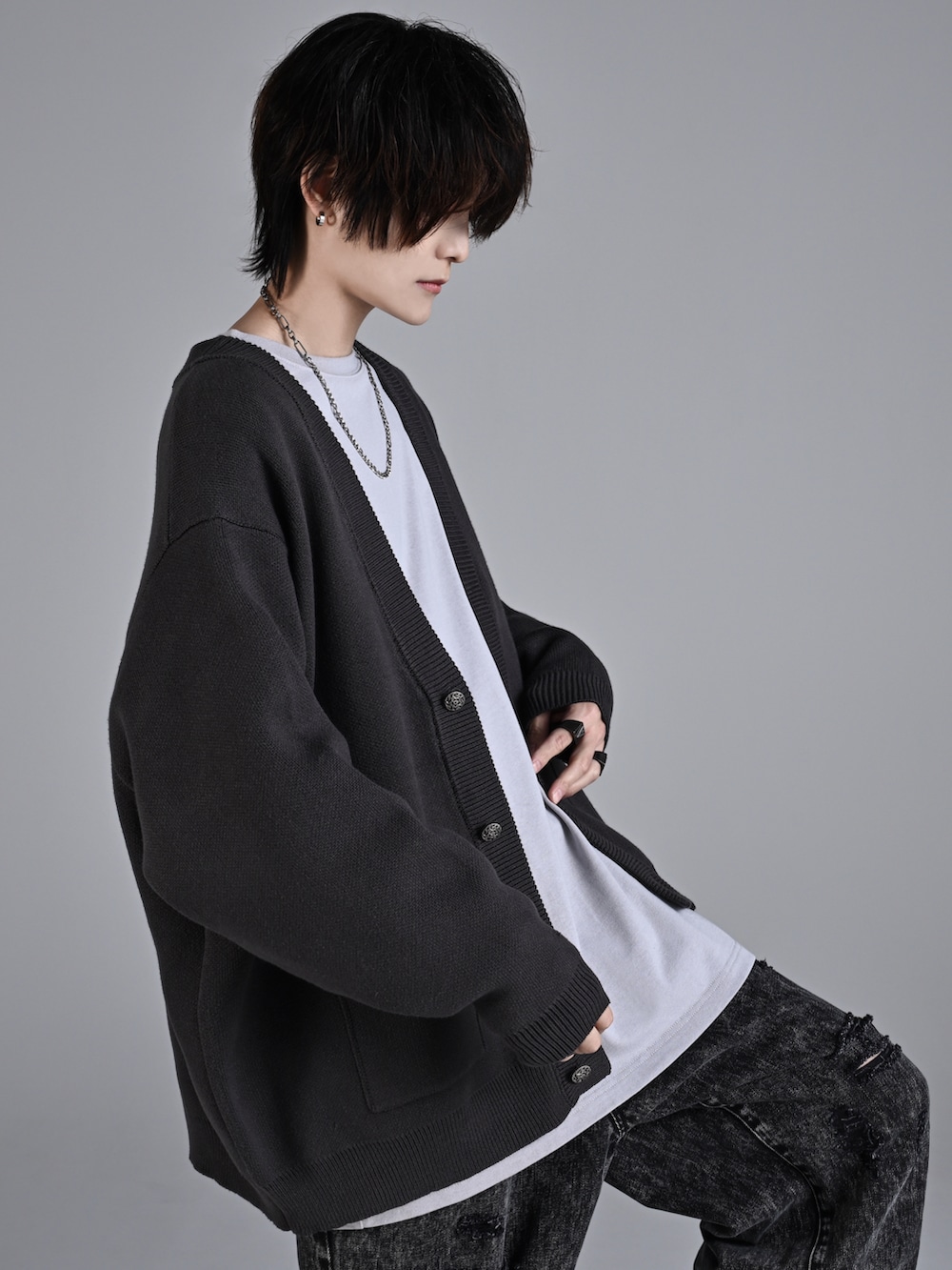 ブラック系のデニムパンツ、ブラック系のスニーカー、ブラック系のショルダーバッグを着用したメンズの秋コーディネートの3枚目の写真