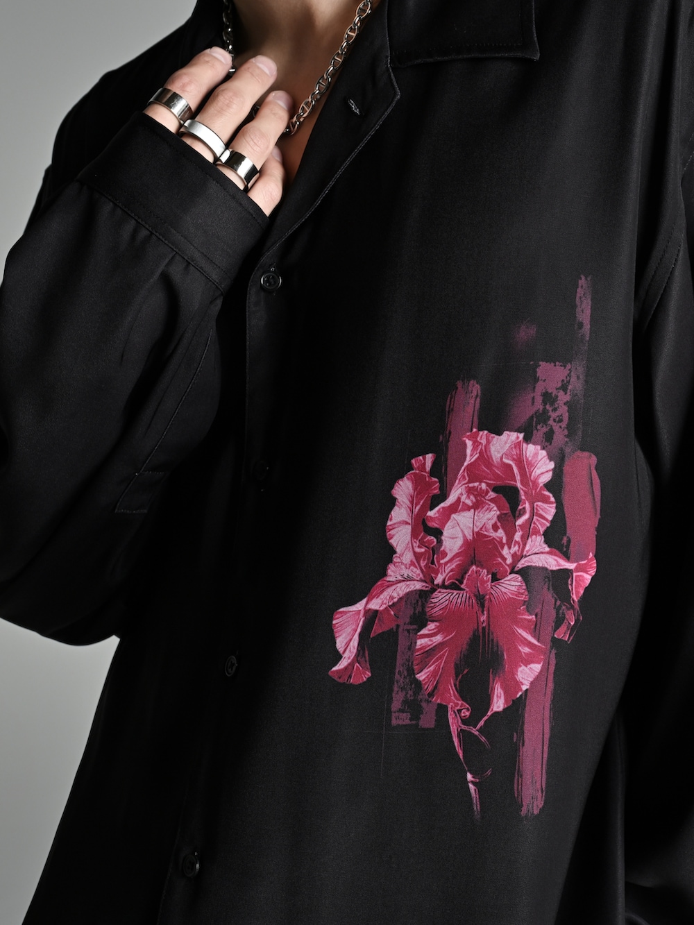 ブラック系のカーゴパンツ、ブラック系のローファー、ブラック系のシャツ/ブラウスを着用したメンズの夏コーディネートの3枚目の写真