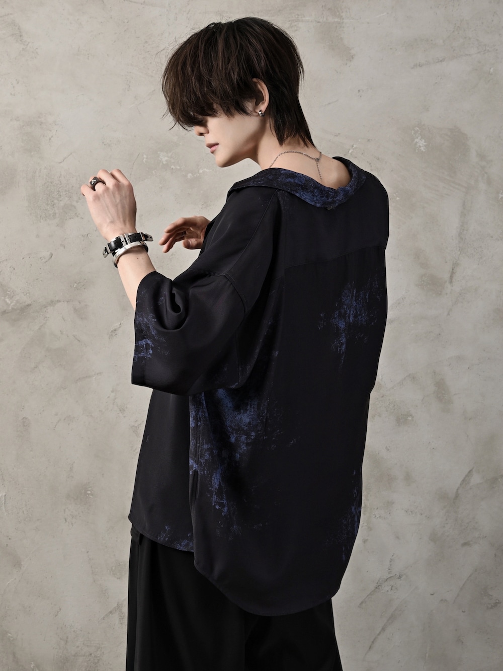 ブラック系のスラックス、ブラック系のショルダーバッグ、ブラック系のシャツ/ブラウスを着用したメンズの春コーディネートの3枚目の写真