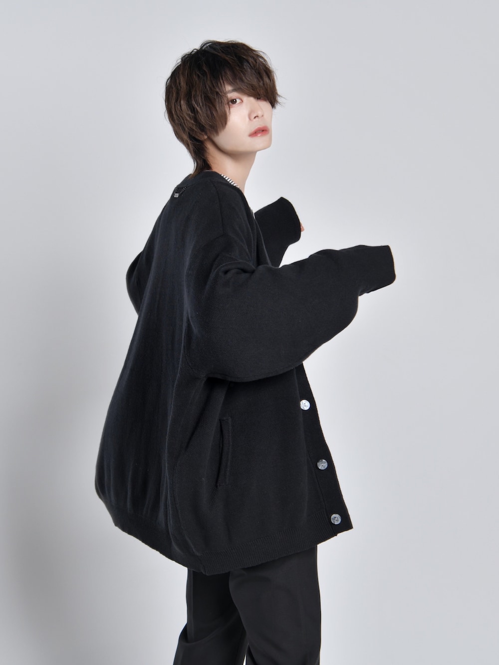 その他のシャツ/ブラウス、ブラック系のスラックス、ブラック系のブーツを着用したメンズの夏コーディネートの4枚目の写真