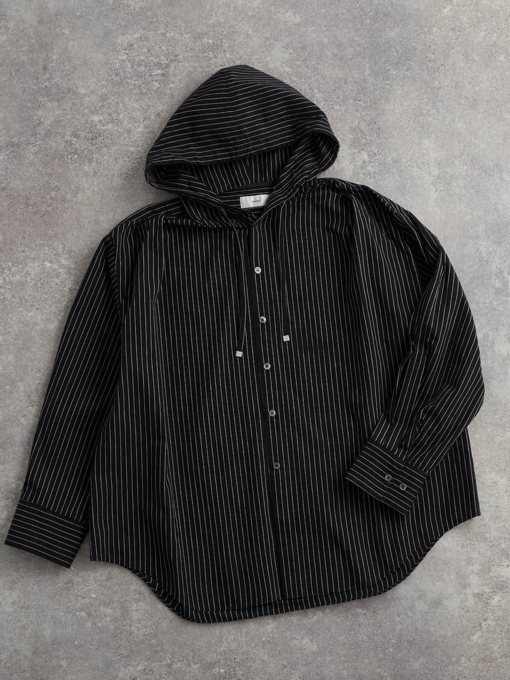 レッド系のタンクトップ、ホワイト系のスニーカー、ブラック系のシャツ/ブラウスを着用したメンズの春コーディネートの4枚目の写真