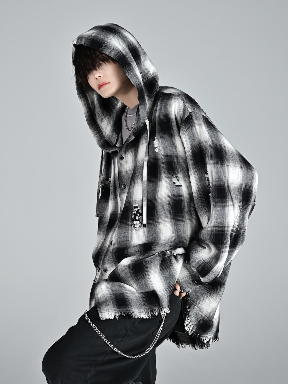 ブラック系のシャツ/ブラウス、ブラック系のスウェットパンツ、ブラック系のローファーを着用したメンズの秋コーディネートの2枚目の写真