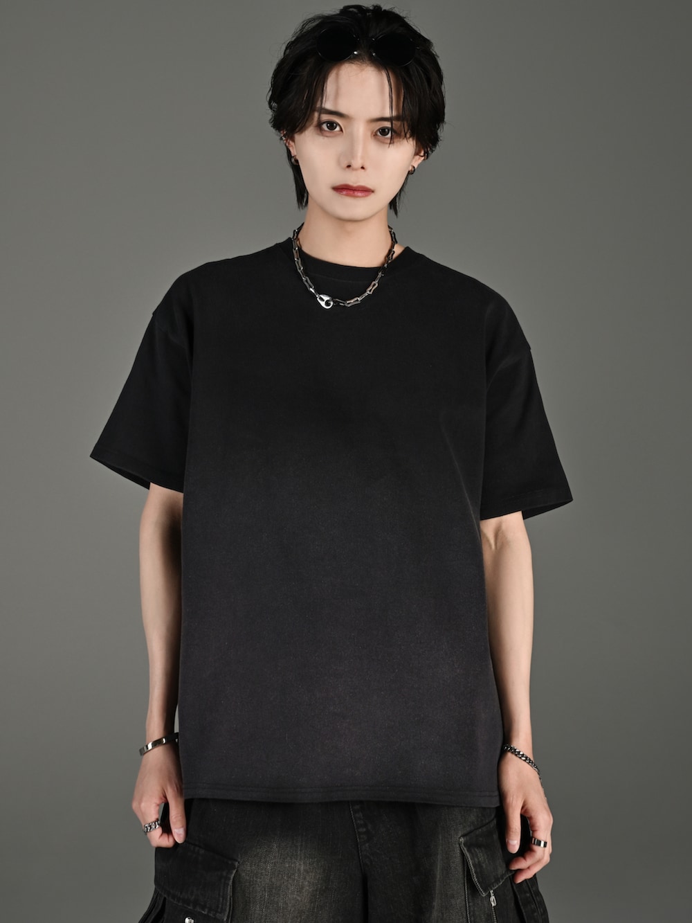 ブラック系のブーツ、ブラック系のデニムパンツ、ブラック系のTシャツ/カットソーを着用したメンズの春コーディネートの2枚目の写真