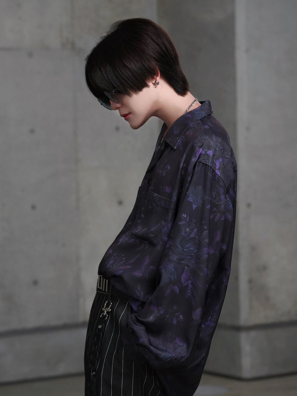 ブラック系のブーツ、ブラック系のテーラードジャケット、ブラック系のスラックスを着用したメンズの冬コーディネートの5枚目の写真