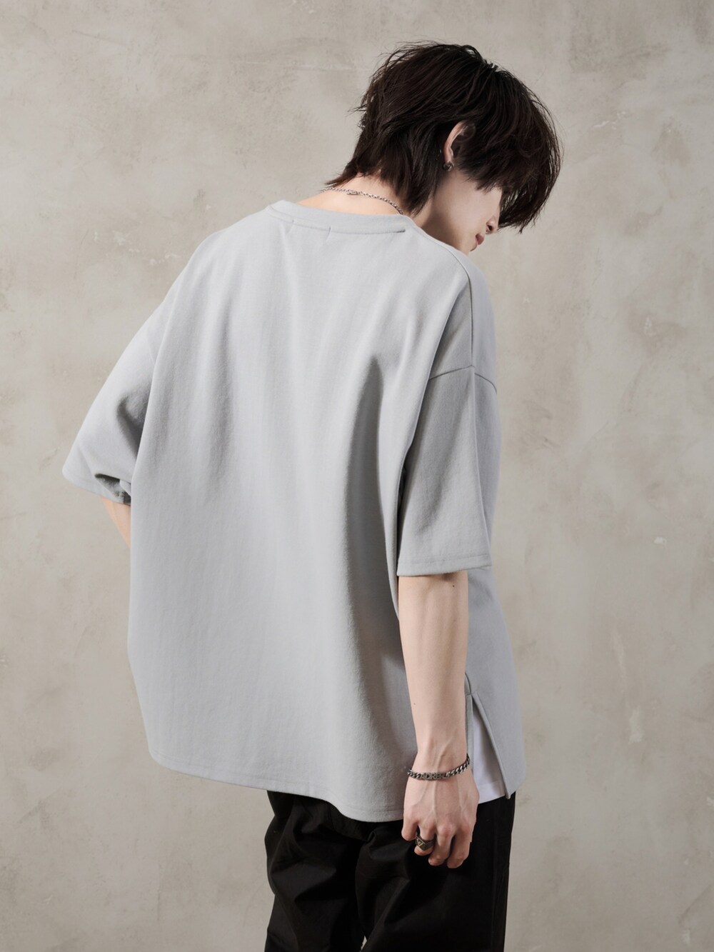 ブラック系のカーゴパンツ、ブラック系のショルダーバッグ、グレー系のTシャツ/カットソーを着用したメンズの夏コーディネートの4枚目の写真