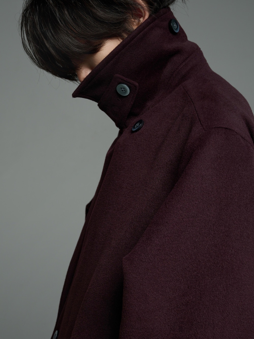 ブラック系のデニムパンツ、ブラック系のブーツ、ブラック系のパーカーを着用したメンズの秋コーディネートの5枚目の写真