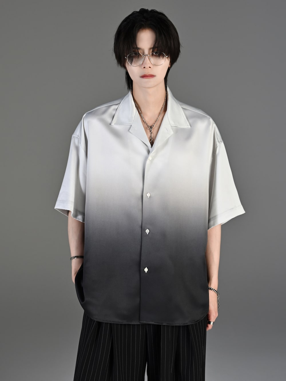 ブラック系のスラックス、ブラック系のブーツ、ブラック系のシャツ/ブラウスを着用したメンズの春コーディネートの3枚目の写真