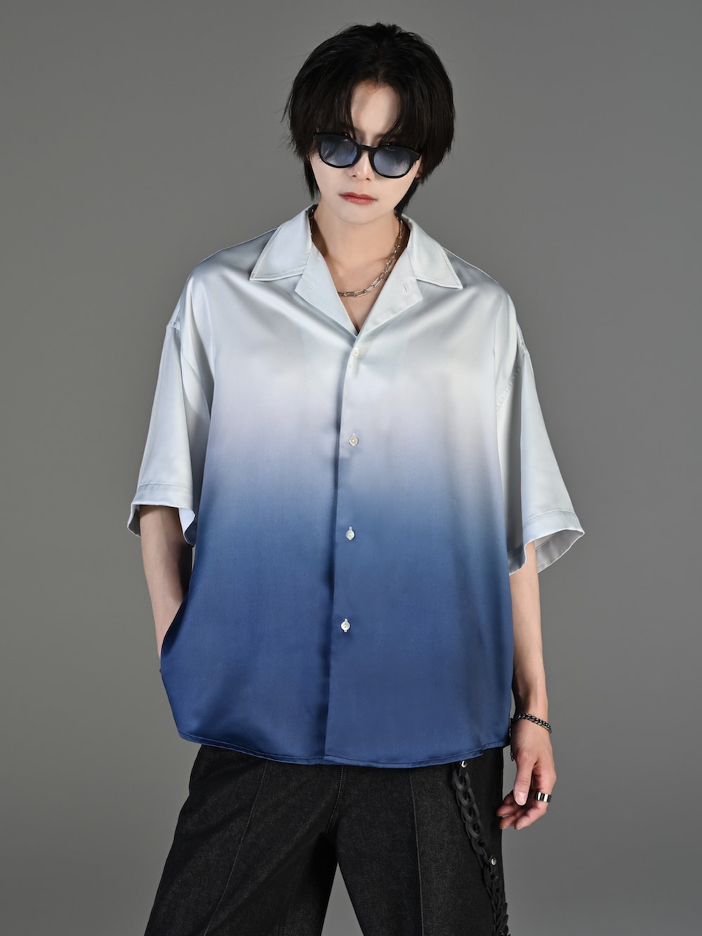 ブラック系のその他パンツ、ブラック系のブーツ、ブルー系のシャツ/ブラウスを着用したメンズの春コーディネートの3枚目の写真