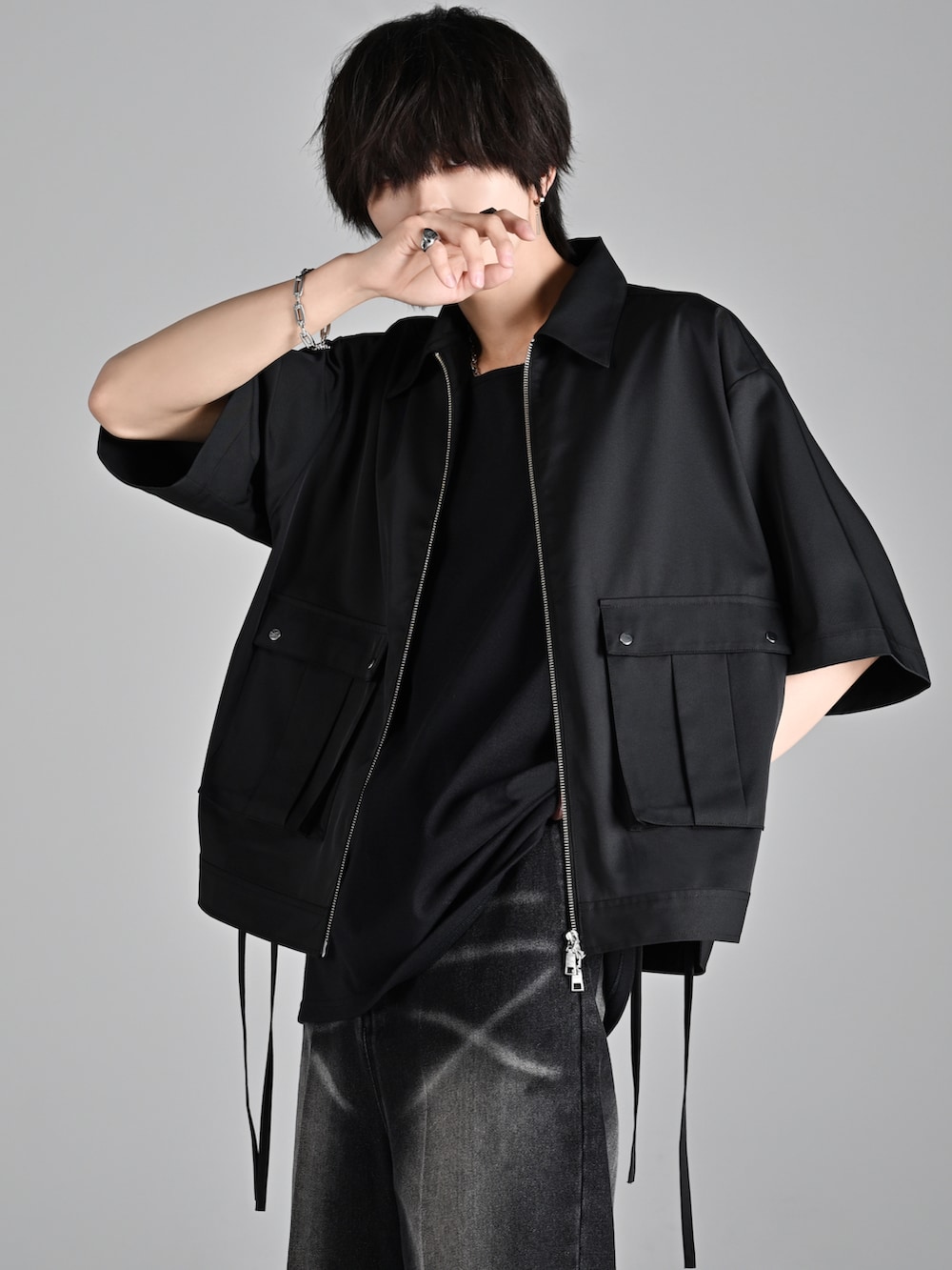 「adrer、アドラー、犬飼京、デニム、夏ルックで気分アップ、ジョーツ、ショートパンツ、ハーフパンツ、ショーツ、オーバーサイズ、ビッグシルエット、モノトーン、ブラックコーデ、メンズファッション、シンプル」｜「ADRERのmilitary super gimmick shirt blouson（シャツ/ブラウス、ブラック系）」を使った、犬飼京 inukai keiさん（メンズ・183cm）の夏コーディネートの2枚目の写真