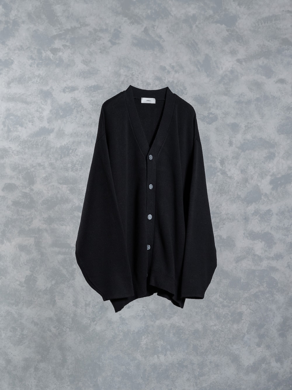 ブラック系のTシャツ/カットソー、ブルー系のデニムパンツ、ブラック系のブーツを着用したメンズの秋コーディネートの5枚目の写真