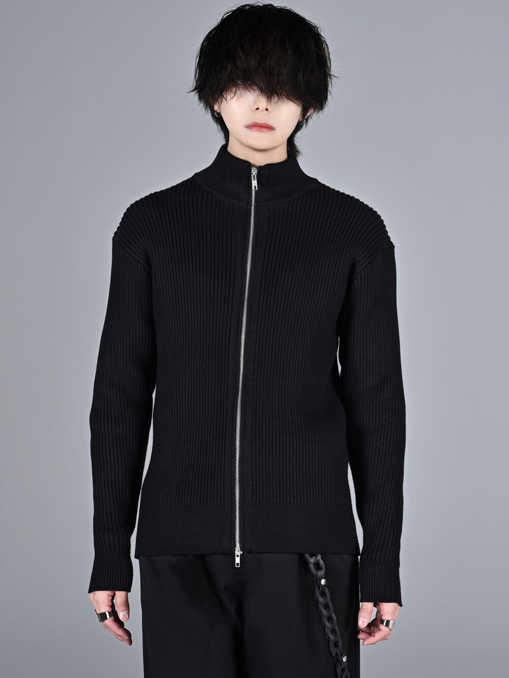 ブラック系のニット/セーター、ブラック系のブーツ、ブラック系のニット/セーターを着用したメンズの冬コーディネートの2枚目の写真