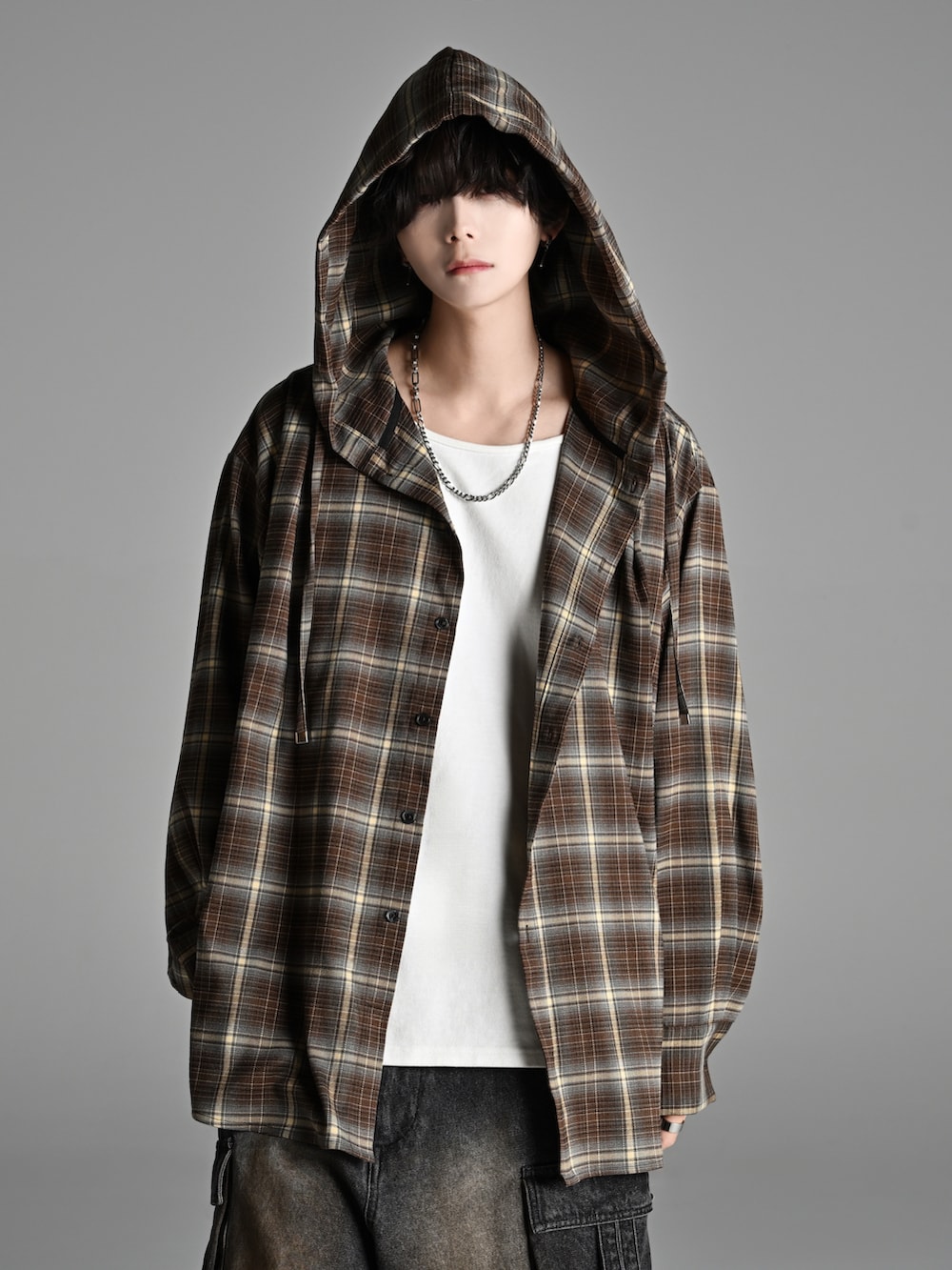 ブラック系のカーゴパンツ、ホワイト系のスニーカー、ブラウン系のシャツ/ブラウスを着用したメンズの冬コーディネートの3枚目の写真