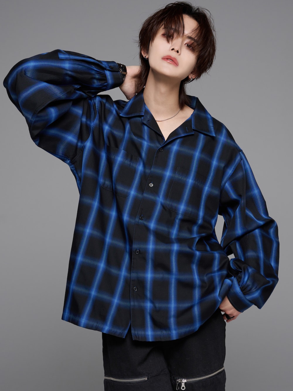 ホワイト系のタンクトップ、ブラック系のデニムパンツ、ブラック系のシャツ/ブラウスを着用したメンズの冬コーディネートの4枚目の写真