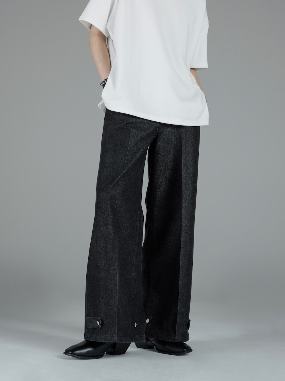 「プチプラ、夏コーデ、夏、白Tシャツ、Tシャツ、デニム、デニムパンツ、ブーツ、ワイドデニム、フレアパンツ、フレアデニム、adrer、アドラー、犬飼京、プチプラコーデ」｜「ADRERの【ADRER】extra quality 超 heavy cotton tough big T（Tシャツ/カットソー、ホワイト系）」を使った、犬飼京 inukai keiさん（メンズ・183cm）の夏コーディネートの3枚目の写真