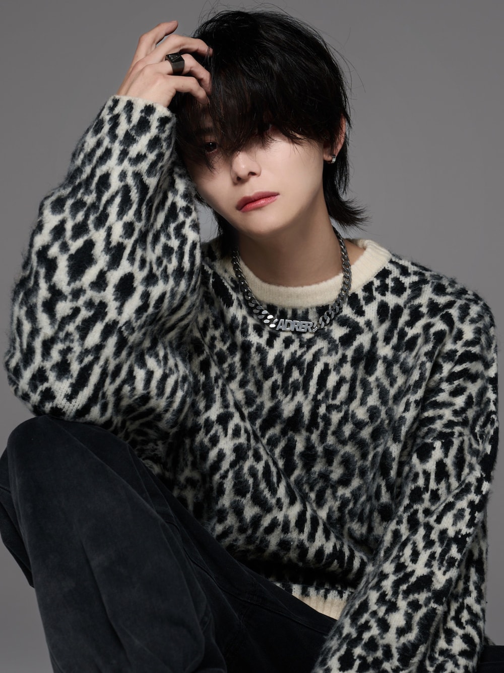 ブラック系のブーツ、その他のニット/セーター、グレー系のデニムパンツを着用したメンズの冬コーディネートの3枚目の写真